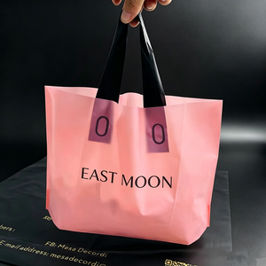 Bolsa de Compras de Plástico Rosa con Logotipo Personalizado y Asas Suaves para Ropa y Boutique - Product Image 1