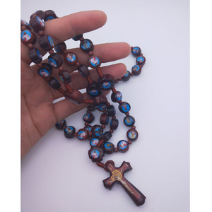 Chapelet en <span class=keywords><strong>bois</strong></span> de noyer foncé avec placage argent antique, médaille de saint <span class=keywords><strong>Christophe</strong></span> unisexe et crucifix gravé - Product Image 2