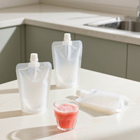 Sac d'emballage liquide en plastique de qualité alimentaire avec bec verseur transparent de l'usine Lebei pour le stockage de jus, d'eau et de boissons