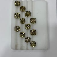 Coussin de pierres précieuses naturelles Zultanite coupe lâche cristal magnifiquement coloré à facettes avec des nuances vertes jaunes rouges propres à l'intérieur