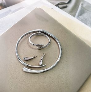 طقم قلادة وسوار معدني هندسي على شكل دمعة بسطح أملس وفتحة زنبركية للنساء بتصميم بانك NSJS-00061 - Product Image 4