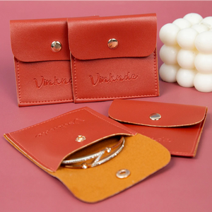 Pochettes de rangement pour bijoux miniatures en cuir PU orange 8x8cm, uniques et abordables, avec bouton pression doré, logo en relief, portables - Product Image 1