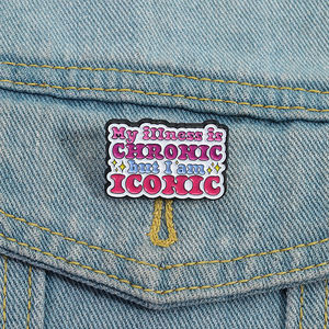 Meine Krankheit ist chronisch, aber ich bin ikonische Emaille Pin lustige psychische Gesundheit Zitat Brosche Schmuck Geschenk für Freunde Großhandel - Product Image 2