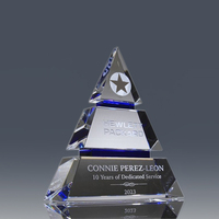 Trophée pyramidal en cristal K9 avec logo personnalisé et gravure pour la célébration de réalisations spéciales