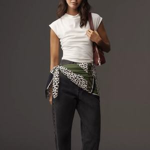 ผ้าพันคอไหมสี่เหลี่ยม ผ้าพันคอสามเหลี่ยม ลายเสือดาว ลายดอกไม้ ผ้าโพกศีรษะ ผ้าพันคอคลุมผม แฟชั่นสำหรับผู้หญิง รับผลิตแบบ OEM ODM - Product Image 2