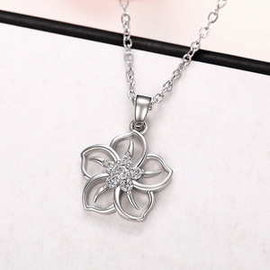 Collana con pendente a fiore a cinque petali con zirconi per donna, catena floreale per clavicola, gioielli alla moda - Product Image 4
