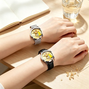 Orologio al Quarzo Brave Heart con Cinturino Giallo a Forma di Impermeabile, Design Personalizzato DIY con Cinturino in Argento, Orologio Unico e Versatile alla Moda - Product Image 5
