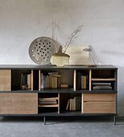 Meuble TV en bois massif naturel avec portes coulissantes en rotin, design artisanal pour le rangement du salon d'un appartement