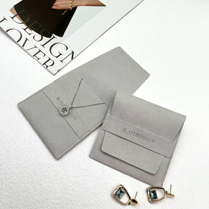 ถุงใส่เครื่องประดับไมโครไฟเบอร์สีเทาอ่อนแบบกำหนดเองพร้อมโลโก้ตามสั่ง - Product Image 1