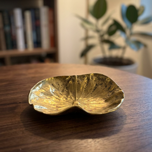 Assiette décorative artisanale en forme de feuille dorée, style chinois traditionnel, en métal poli avec motif végétal - Product Image 3