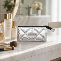 Pochette cosmétique en nylon matelassée diamant argenté légère et polyvalente avec dragonne pour voyage, maquillage, articles de toilette, cadeau promotionnel