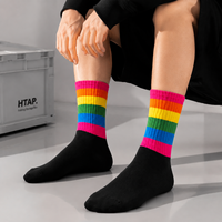 Chaussettes d'automne tendance personnalisées de qualité supérieure, design arc-en-ciel coloré, antibactériennes, respirantes, confortables, chaussettes à rayures de créateur