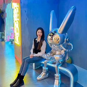 Escultura de conejo espacial brillante de marca de moda, adorno de oso interestelar KTV grande, barra de conejo Robbi Yueguang, resina de fibra de vidrio - Product Image 6