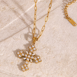 Collar con colgante de cruz de acero inoxidable con circonitas blancas incrustadas para mujer, joyería de regalo. - Product Image 2
