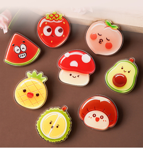 Broches personnalisées en acrylique motif fruits de la série Cartoon, vente en gros, épingles promotionnelles créatives imprimées UV avec logo personnalisé pour vêtements et sacs à dos - Product Image 1