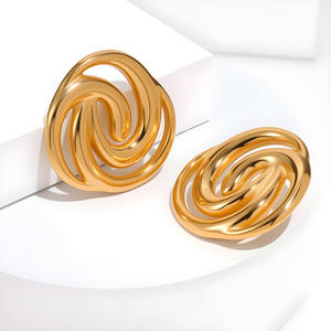 Pendientes de tuerca de declaración de remolino dorado Estilo geométrico en espiral Perfecto para looks de moda - Product Image 4