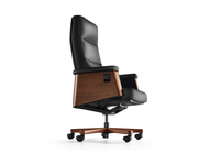 Chaise de bureau de direction en cuir à dossier haut avec accoudoirs en bois décoratifs et base pivotante pour mobilier de bureau de luxe