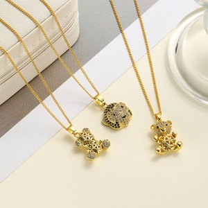 Collar de oso de peluche chapado en oro, pendientes de circonita cúbica y rubí de moda con diseño de oso, para alivio de la ansiedad, regalo para fiestas, hechos principalmente de aleación - Product Image 3