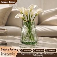 Vase de table moderne en verre côtelé vert avec bord doré, idéal pour la décoration florale du salon, des mariages et de la maison