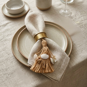 Serviette en lin beige avec anneau doré et franges décoratives en forme de coquille pour la décoration de table - Product Image 1