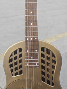 Guitare à résonateur Aiersi, corps en laiton mat, tricone, 6 cordes en acier, avec étui rigide en mousse - Product Image 4