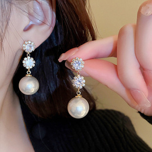 Orecchini Pendenti Eleganti e Minimalisti Ispirati al Torto alla Vaniglia, Gioielli Floreali alla Moda per Donne - Product Image 1