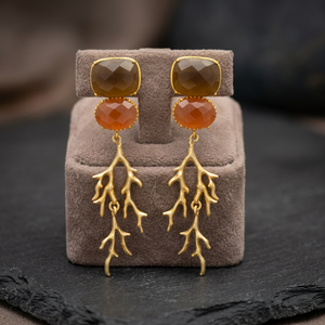 Pendientes Colgantes Étnicos Unisex en Tono Dorado con Diseño Único y Gema de Calcedonia Marrón para Boda - Product Image 3