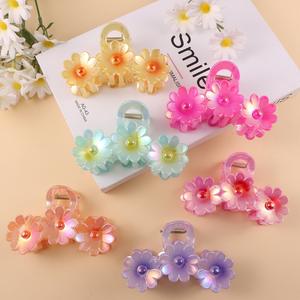 Pinza para el pelo de tres capas con diseño de flor de huevo y estilo de tiburón, hecha de resina y plástico duradero, ideal para un look de vacaciones. - Product Image 1