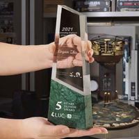 Vente en gros 2025 trophée en marbre élégant disponible personnalisé base de couleur rouge vert foncé noir avec verre de cristal sur le dessus pour la compétition