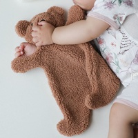 Lindo Oso de Peluche con Babero Antiderrames, Paño Suave para Limpiar Manos y Paño Calmante, Set de Regalo para Recién Nacidos e Infantes