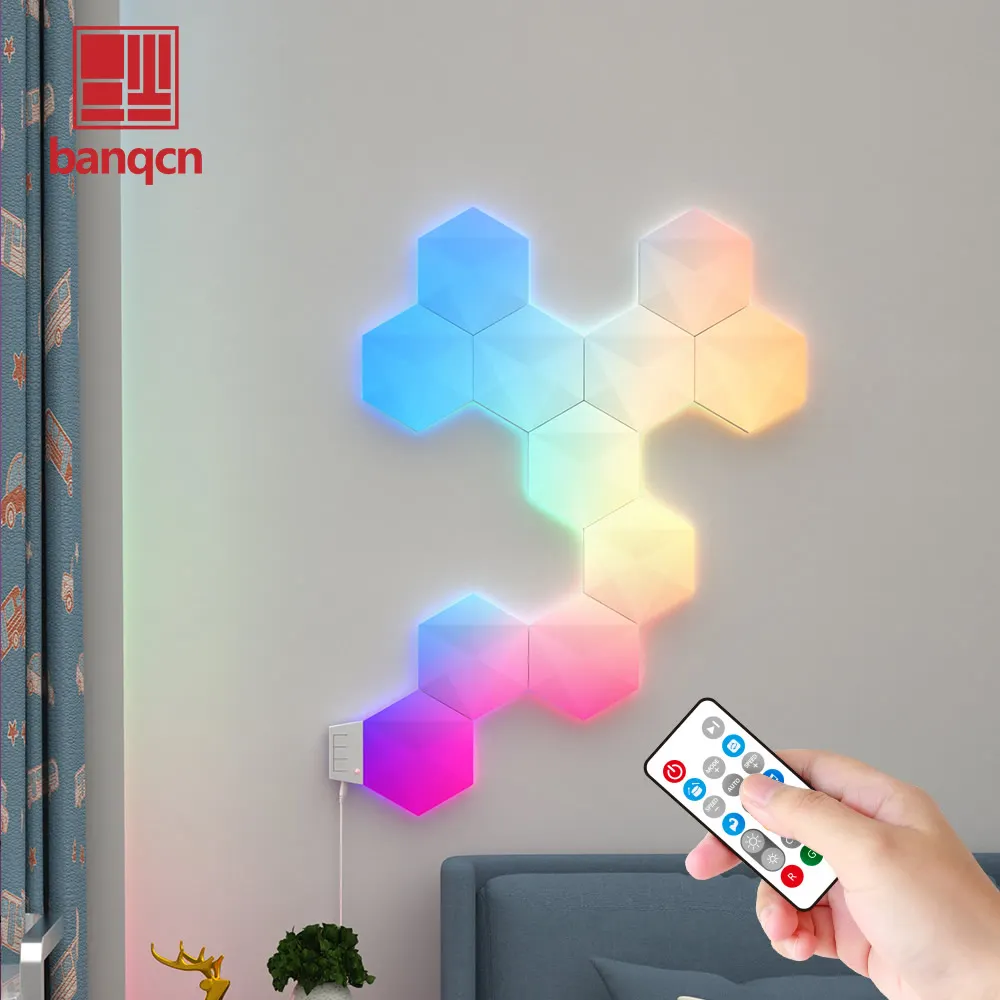 ضوء سداسي LED ملون من Banqcn مع تحكم عن بعد مزامنة مع موسيقى وترددات الراديو ضوء جداري متغير اللون RGB لغرف النوم وغرف الألعاب