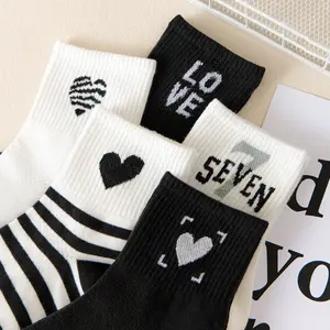 Customized Jacquard Simple Black and White Stripe Commuting Medium Pipe Socks Stockings Sports Women's Cotton Socks