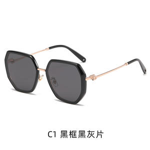 Nouvelles lunettes de soleil polarisées de style européen pour femmes, monture noire, verres gris, protection UV400, tendance, pour les voyages, les activités de plein air et la conduite. - Product Image 1
