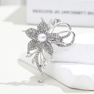 เข็มกลัดรูปดอกไม้ประดับมุกและคริสตัลสไตล์เกาหลีสุดฮิต ดีไซน์ย้อนยุค ชุบทอง วัสดุอัลลอยด์ เหมาะสำหรับงานแต่งงานและงานหมั้น - Product Image 6