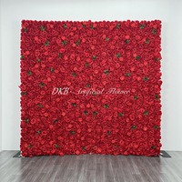 Nouveau panneau de fond mural en feuilles tropicales et roses artificielles en soie rouge foncé 3D enroulable pour événements de mariage