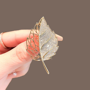 เข็มกลัดรูปใบไม้ติดเพชรแฟชั่นอุปกรณ์ตกแต่งเสื้อผ้า - Product Image 1