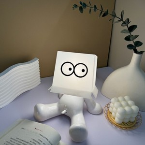 Nuolila 2404 Veilleuse créative et amusante en plastique, petit garçon timide assis, à brancher, cadeau - Product Image 1