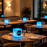 Lampe de table carrée lumineuse personnalisable pour événements extérieurs, fêtes, mariages, restaurants, salons – Cube lumineux en plastique avec logo