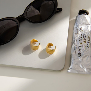 Boucles d'oreilles à clip en forme de C géométrique, en acier inoxydable doré, unisexe, à porter au quotidien - Product Image 4