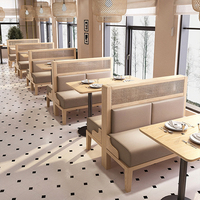 Ensemble de mobilier commercial pour restaurant : banquette en bois avec dossier en rotin, table et chaises pour café, bistrot, ou salon de thé
