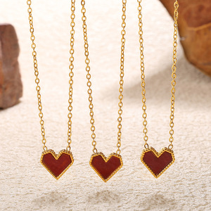 Collar de Acero de Titanio con Corazón Acrílico Rojo Chapado en Oro de 18K para Mujer, Joyería Minimalista con Corazón para la Clavícula - Product Image 3
