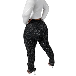 Jeans de mezclilla ajustados con pedrería, bolsillos y detalles desgastados para mujer - Product Image 4