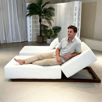 Chaise longue de luxe d'extérieur inclinable, chaise de plage moderne en bois massif, lit de piscine rembourré, transat de resort pour hôtel et patio