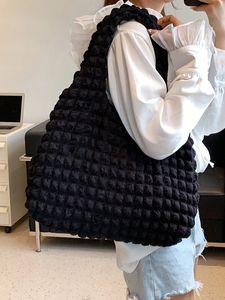 Bolso de mano de diseño fruncido minimalista, personalizado, a la moda, con arrugas - Product Image 3