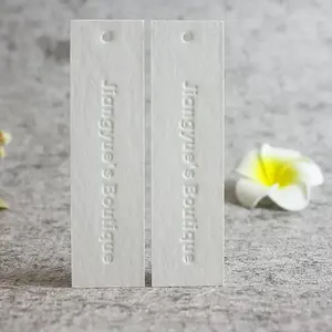 Étiquettes volantes personnalisées en papier coton texture 600g étiquettes de luxe logo en relief pour chiffons