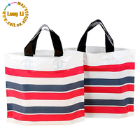 Vente en gros de sacs-cadeaux réutilisables en plastique PE transparent avec poignée Emballage postal d'expédition de vêtement en tissu imprimé héliogravure logo personnalisé