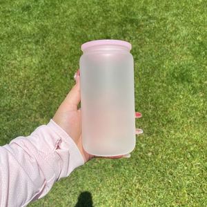 Verre recyclable givré de 16 oz en forme de canette de bière vierge pour sublimation, avec couvercle en plastique coloré et paille, pour impression par transfert thermique - Product Image 2