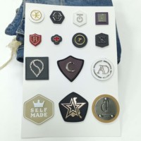 Fabricant d'étiquettes de patch en cuir respectueuses de l'environnement, vêtements de sac à main pour femmes, badge en cuir gaufré en métal, rouge