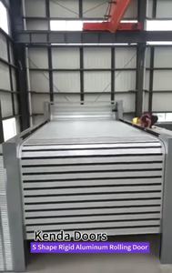 Volet roulant motorisé de luxe en bois de 16x7ft Porte de <span class=keywords><strong>garage</strong></span> moderne Traitement des grains de bois Portes roulantes pour la maison Villa - Product Image 6