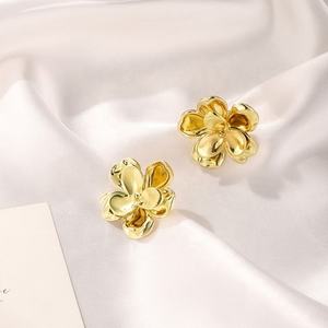 ต่างหูทรงดอกไม้ลายหัวใจใบไม้ ดีไซน์เรขาคณิต  ชุบทอง 14K  วัสดุอัลลอยด์  งานสั่งทำพิเศษ  ขนาดใหญ่  สำหรับทั้งชายและหญิง - Product Image 2